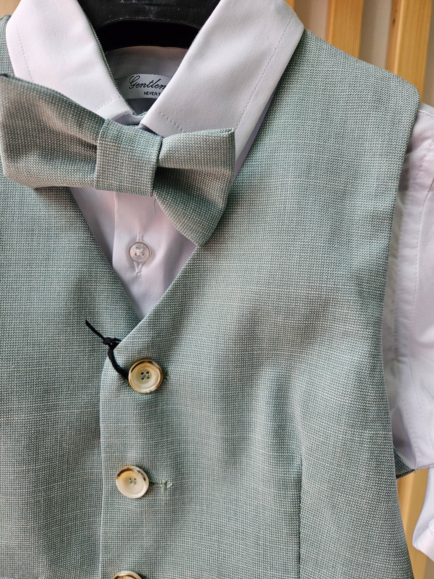 NEVER TOO - Completo gilet camicia papillon bermuda